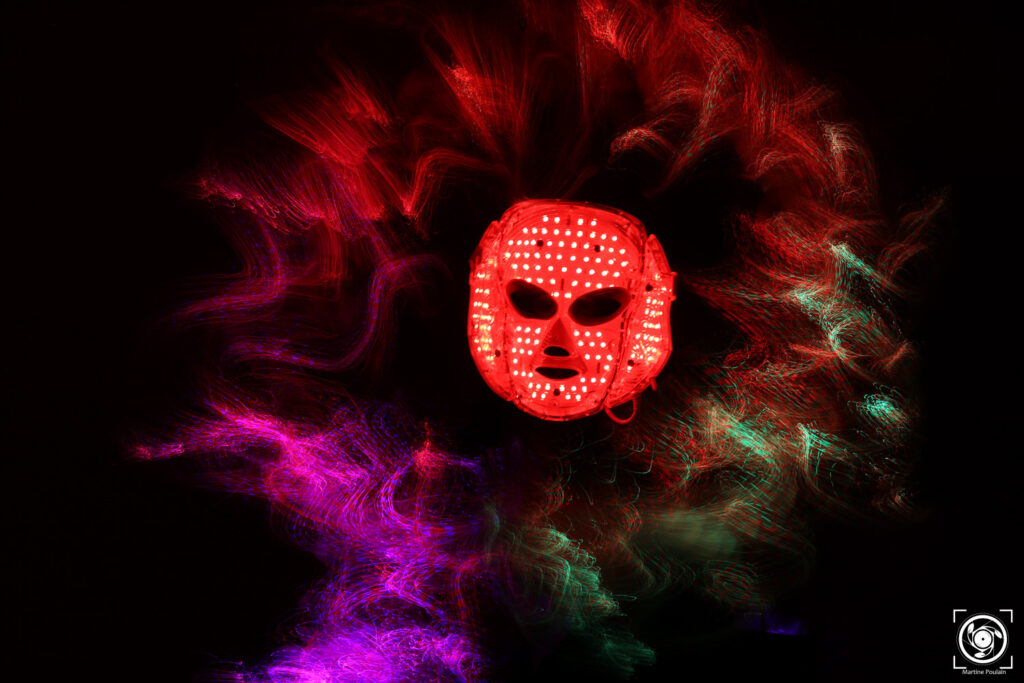 masque lumineux avec effluves de couleur tout autour