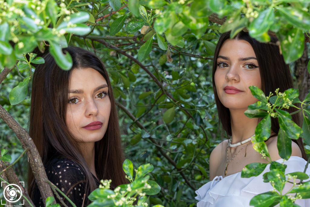 2 jeunes filles prises dans un écrin de feuilles