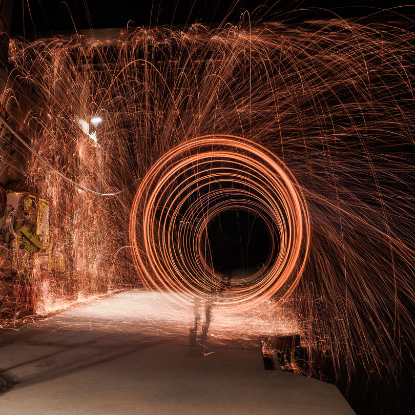cercle lumineux avec l'ombre d'une personne traversant le cercle